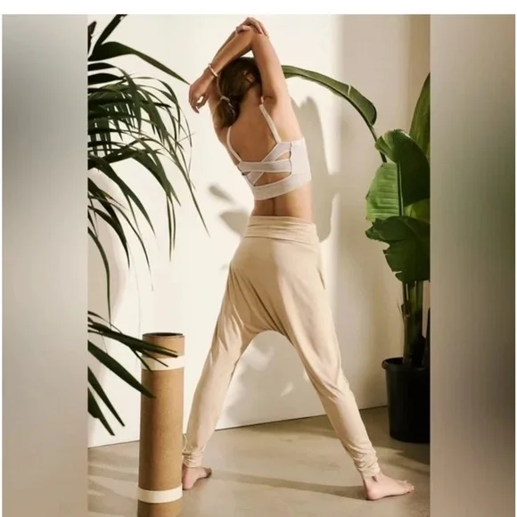 Brandy Melville Beige Fabric - Picture 4 of 12